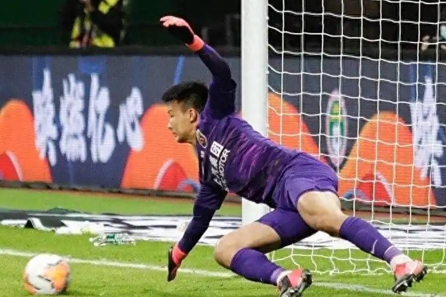 爱游戏登入清晨体能课后,成都蓉城门线救险备战葡超,质疑声仍在,轮换策略成焦点的简单介绍