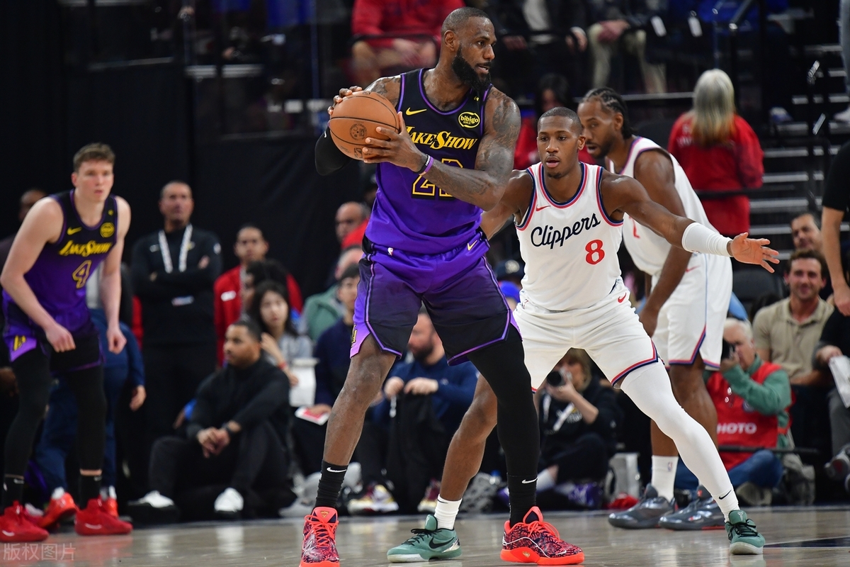 爱游戏官网包含NBA常规赛今夜走向成谜；那不勒斯篮板制胜；底气十足；轮换策略成焦点的词条